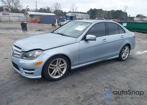 2013 Mercedes-Benz C 300 Sport 4Matic z USA, uszkodzony, nr VIN WDDGF8AB0DR278612